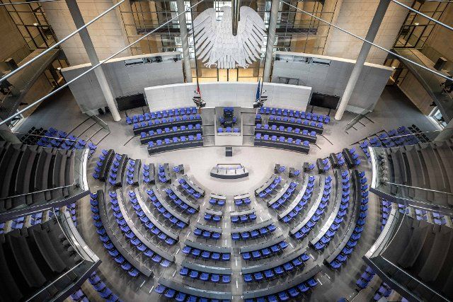 27 September 2022, Berlin: View of the plenary chamber of the German Bundestag. In the week of the session, the parliament wants to deal with measures on the gas price, among other things. Photo: Michael Kappeler\/dpa