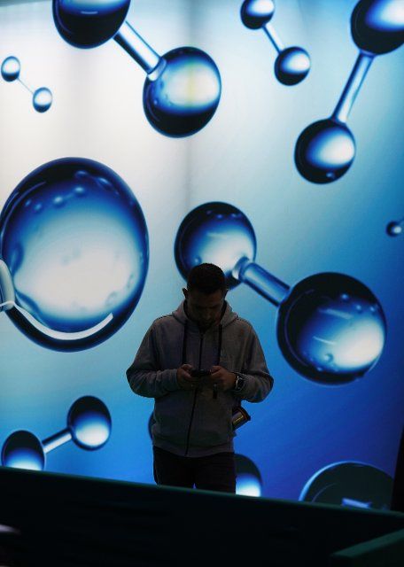 27 September 2022, Hamburg: A man stands in front of a wall of animated hydrogen in the H2Expo hall at the WindEnergy Hamburg trade fair. From September 27 to 30, around 1400 companies from 40 countries are expected to present innovations and solutions along the entire value chain of onshore and offshore wind energy to up to 35,000 trade visitors from 100 countries in the Hamburg exhibition halls. Photo: Marcus Brandt\/dpa