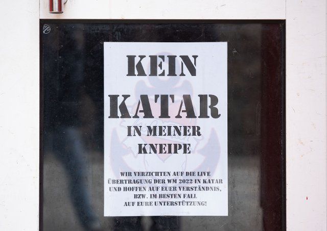 27 September 2022, Baden-Wuerttemberg, Tübingen: A note reading "No Qatar in my pub" hangs on the door of a downtown eatery. Photo: Marijan Murat\/dpa