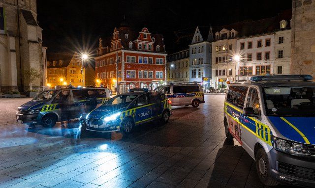 27 September 2022, Saxony-Anhalt, Halle (Saale): Police vehicles are parked on the market square in Halle\/Saale in front of the Marktschlösschen (red building). Two girls were seriously injured in an explosion in a public toilet in the building on Tuesday evening. A 51-year-old woman suffered minor injuries, according to a police spokesman on Tuesday evening. The explosion occurred around 6 p.m. in the toilets in the Marktschlösschen on the market square. The cause is currently still completely unclear, the spokesman said. The girls, aged 12 and 13, were taken to hospital, he said. Photo: Hendrik Schmidt\/dpa