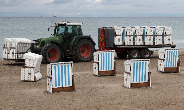 PRODUCTION - 27 September 2022, Mecklenburg-Western Pomerania, Warnemünde: In the Baltic resort, the first beach chairs are brought to the winter quarters. The beach must be cleared by mid-October. Photo: Bernd Wüstneck\/dpa