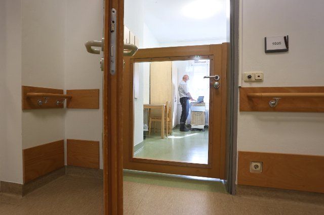 PRODUCTION - 18 July 2022, Bavaria, Ursberg: An additional low door with a plexiglass pane, is placed in the entrance of a patient room in the hospital St. Camillus. The hospital specializes in the treatment of mentally handicapped people. The door is intended to provide a sense of security while allowing contact with what is happening outside the room. (to dpa "Announced center for disabled medicine will not be realized") Photo: Karl-Josef Hildenbrand\/dpa