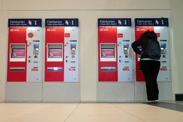 28 September 2022, Saxony, Dresden: A woman stands at a ticket vending machine in the main train station. The Supervisory Board of Deutsche Bahn AG meets on September 28, 2022. Photo: Sebastian Kahnert\/dpa