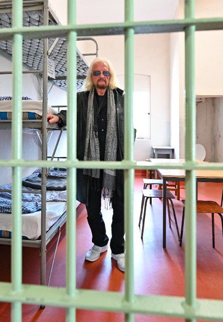 23 September 2022, Brandenburg, Cottbus: Dietrich Kessler, musician, composer, book author and publisher, stands in a former prison cell at the Cottbus Prison Memorial by the association Menschenrechtszentrum Cottbus e.V.. Dietrich Kessler performed the same evening at the Human Rights Center with the GDR cult band "Klosterbrüder". In GDR times, Dietrich Kessler was imprisoned in the Cottbus penitentiary. (to dpa ""You always think of prison" - ex-prisoners back at the place of injustice") Photo: Patrick Pleul\/dpa
