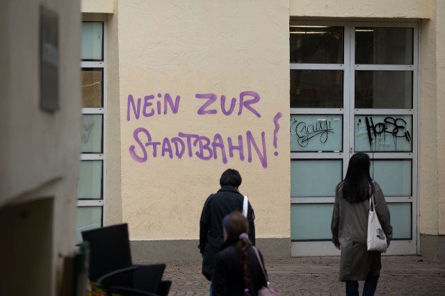 27 September 2022, Baden-Württemberg, Tübingen: Graffiti reading "No to the light rail!" can be read on a facade. Photo: Marijan Murat\/dpa