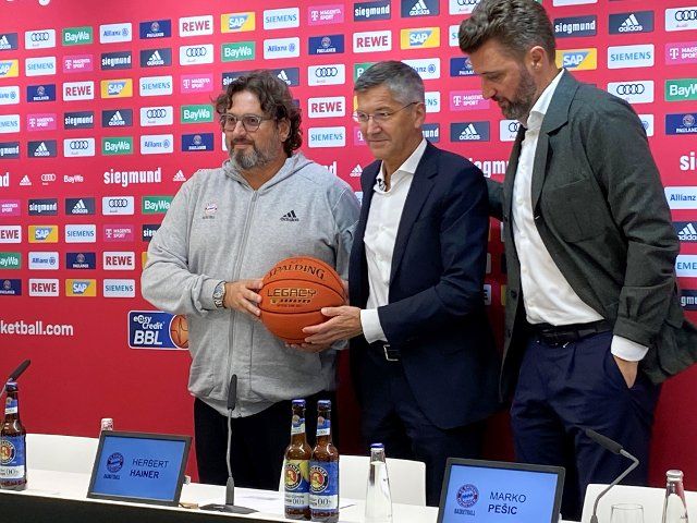 28 September 2022, Bavaria, Munich: Coach Andrea Trinchieri, President Herbert Hainer and Managing Director Marko Pesic (l-r) present themselves at a press conference of the FC Bayern Munich basketball team in Munich on Wednesday. Photo: Christian Kunz\/dpa