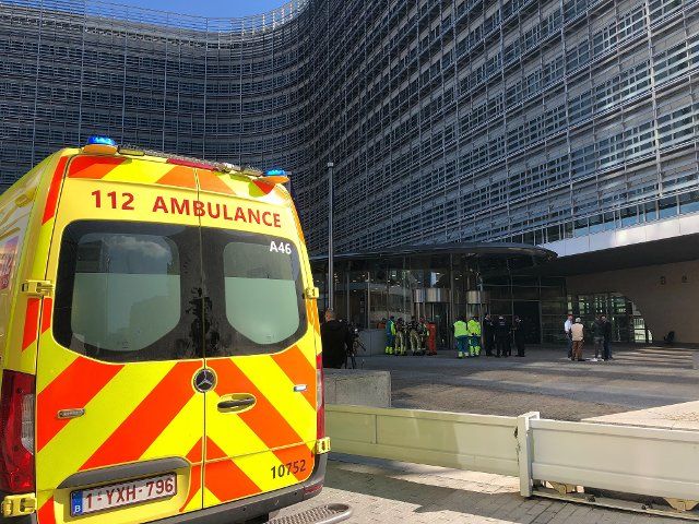 FILED - 30 September 2022, Belgium, Brüssel: An ambulance and firefighters stand in front of the Berlaymont building, the headquarters of the European Commission. A firefighting operation at the EU Commission on the floor of President von der Leyen caused a stir on Friday. There had been an incident on the 13th floor that required the intervention of emergency services, said a spokesman for the authority in Brussels. The floor had been evacuated, he said. Von der Leyen, who has her offices on the 13th floor, and everyone else was fine. The reason for the operation was an envelope containing suspicious white powder, the Belga news agency reported, citing the fire department. One person had come into contact with the envelope, but had no symptoms. Photo: Marek Majewski\/dpa