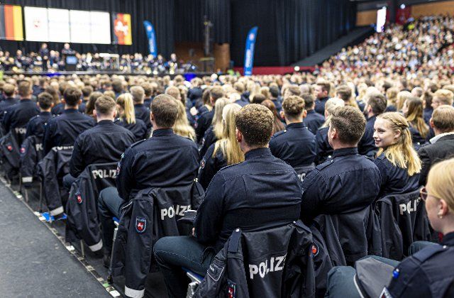 30 September 2022, Lower Saxony, Hanover: Police officers from the Lower Saxony Police Academy\