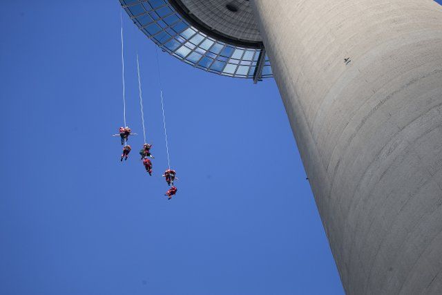 30 September 2022, North Rhine-Westphalia, Duesseldorf: High-altitude rescuers from the Düsseldorf, Cologne and Hamburg fire departments abseil down the Düsseldorf Rhine Tower during an exercise. Photo: Thomas Banneyer\/dpa