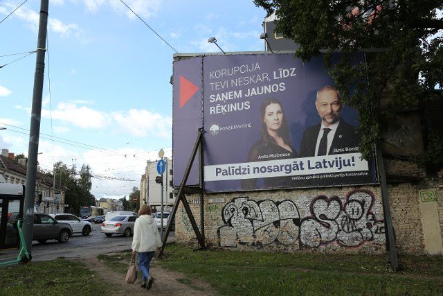 07 September 2022, Latvia, Riga: An election poster of the co-ruling Conservativie party with portraits of Education Minister Anita Muizniece and Justice Minister Janis Bordans hangs on a house wall in the capital Riga. Photo: Alexander Welscher\/dpa