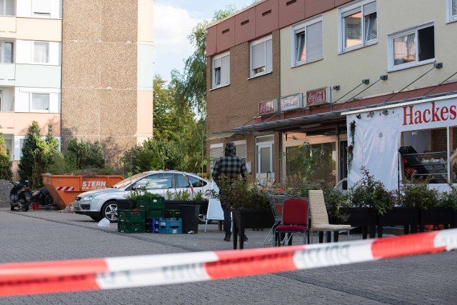 30 September 2022, North Rhine-Westphalia, Dormagen: In the Hackenbroich district, the area around a kiosk has been cordoned off as a crime scene. A man was shot here on Friday. The police searched for the shooter with dozens of officers. Photo: Vincent Kempf\/dpa