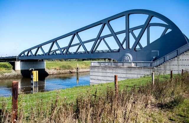 30 September 2022, Lower Saxony, Berne: A bascule bridge crosses the Hunte at Huntebrück. In the course of the realignment of the federal highway 212, a new bridge was built over the Hunte next to the former lift bridge between 2010 and 2015. Photo: Hauke-Christian Dittrich\/dpa