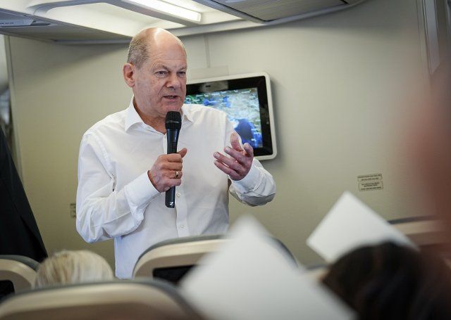 24 September 2022, Saudi Arabia, Dschidda: German Chancellor Olaf Scholz (SPD) talks to journalists traveling on the Air Force Airbus A340 during the flight to Saudi Arabia. In addition to Saudi Arabia, the chancellor is visiting the United Arab Emirates and Qatar. Photo: Kay Nietfeld\/dpa