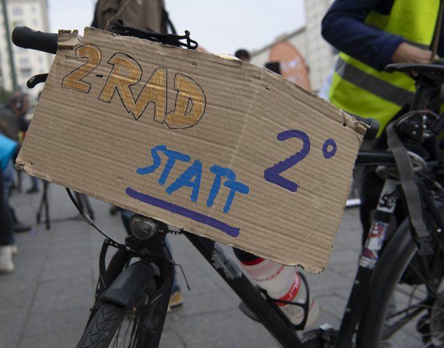 24 September 2022, Berlin: "2 Rad statt 2 Grad" (2 wheels instead of 2 degrees) is written on the sign at the nationwide children\