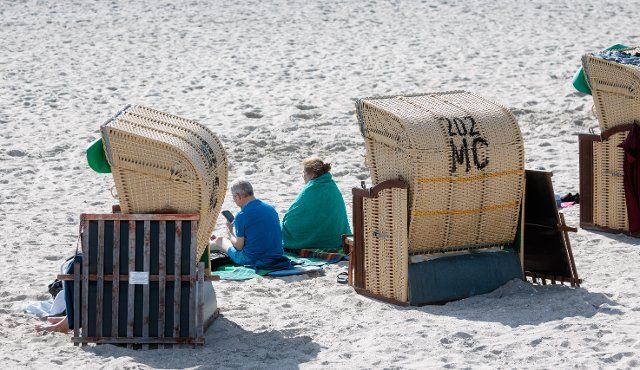 PRODUCTION - 21 September 2022, Schleswig-Holstein, Fehmarn: Beach chairs are located on Burgtiefe south beach. The official beach chair season ends on September 25, but can be extended by the rental companies until mid-October, weather permitting. Photo: Markus Scholz\/dpa