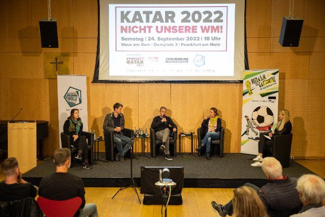 24 September 2022, Hessen, Frankfurt\/Main: Annabell Kolbe (l-r), Dario Minden, Andreas Retting, Katja Müller-Falbusch and moderator Mara Pfeiffer on stage. Under the motto "Qatar 2022 - Not our World Cup!", discussion rounds and lectures will take place in the Haus am Dom. Photo: Hannes P. Albert\/dpa
