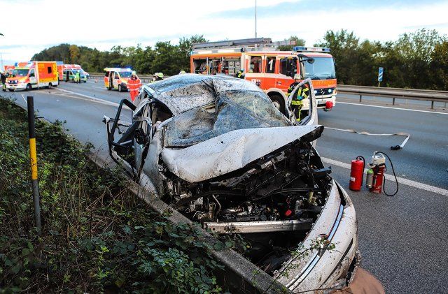 25 September 2022, North Rhine-Westphalia, Hagen: A destroyed minibus stands against the guardrail. A minibus with seven passengers overturned several times at the Hagen-Nord junction on the A1 and crashed into the guard rail. Six people were injured. Photo: Alex Talash\/dpa