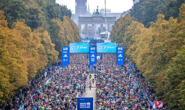 25 September 2022, Berlin: Athletics: Marathon, Decision(s) Marathon. The runners of the first wave start on the street of June 17 for the BMW Berlin Marathon. Photo: Andreas Gora\/dpa