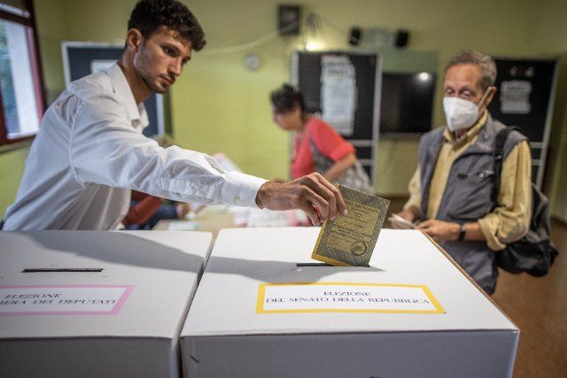 25 September 2022, Italy, Rome: A man casts his ballot at a polling station during the Italian parliamentary elections. Photo: Oliver Weiken\/dpa