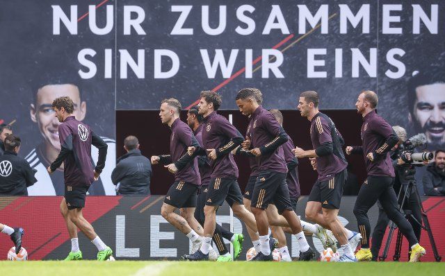 25 September 2022, Saxony, Leipzig: Football, Nations League, final training before the match against England, Red Bull Arena: The players run a warm-up lap. Photo: Jan Woitas\/dpa