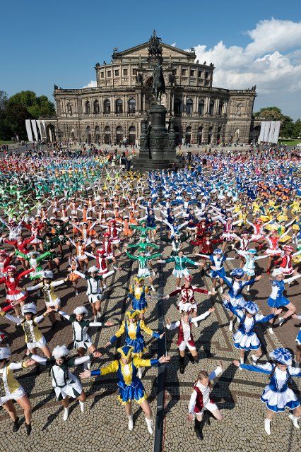 25 September 2022, Saxony, Dresden: Participants in a record attempt by the Saxon Carnival Association for the largest outdoor dance guard dance during the record attempt on Theaterplatz in front of the Semper Opera House. The previous guard dance world record is 381 dancers in guard uniform. Photo: Sebastian Kahnert\/dpa