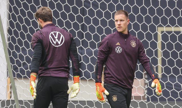 25 September 2022, Saxony, Leipzig: Soccer, Nations League, final training before the match against England, Red Bull Arena: Goalkeepers Marc-André ter Stegen (r) and Kevin Trapp take part in training. Photo: Jan Woitas\/dpa