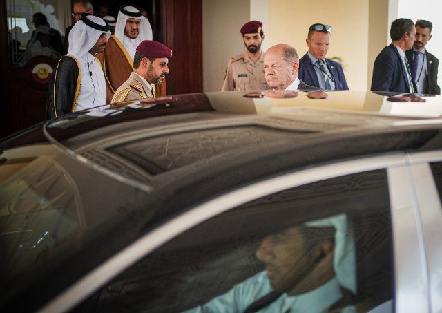 25 September 2022, Qatar, Doha: German Chancellor Olaf Scholz (SPD) gets into the limousine at Doha airport upon arrival. After Saudi Arabia and the United Arab Emirates, Qatar is the last stop on the trip. Photo: Kay Nietfeld\/dpa