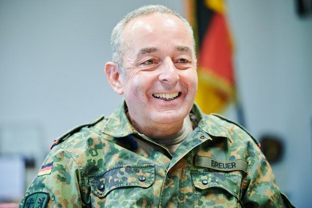 23 September 2022, Berlín;: Lt. Gen. Carsten Breuer, commander of the new national territorial command of the German Armed Forces (Bundeswehr), in his office at Julius Leber Barracks in Berlin. Lt. Gen. Carsten Breuer, commander of the new national territorial command of the Bundeswehr, called selective destabilization attempts through so-called hybrid warfare the "worst-case scenario" for Germany\