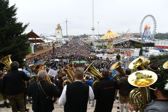 25 September 2022, Bavaria, Munich: Brass bands play on the steps of the Bavaria at the 2022 Wiesn landlords\