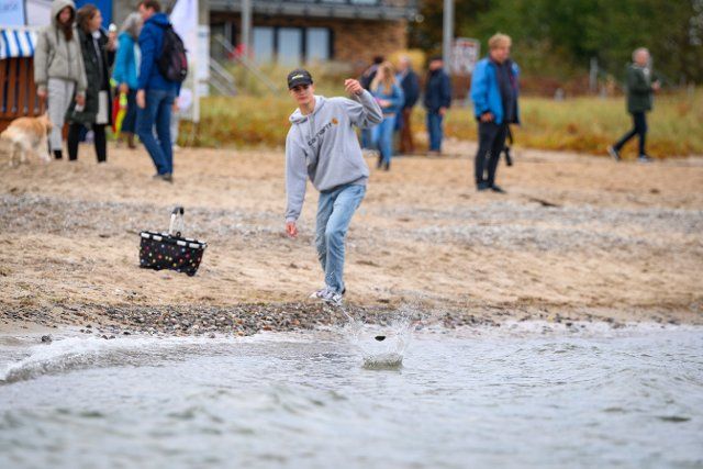 25 September 2022, Schleswig-Holstein, Brodersby: Linus Westphal practicing ditching near the competition zone. On the Baltic Sea beach of Schönhagen near Kappeln, the 5th Ditsch World Championship was held in two disciplines. Photo: Jonas Walzberg\/dpa