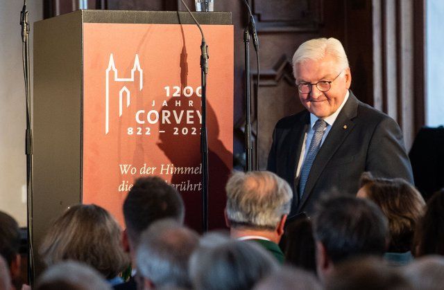 25 September 2022, North Rhine-Westphalia, Höxter: Federal President Frank-Walter Steinmeier gives a speech during the ceremony "1200 years of Corvey". Photo: Lino Mirgeler\/dpa