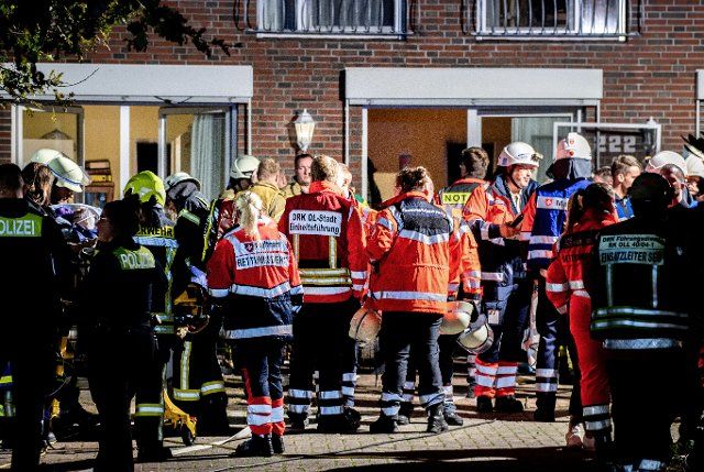 25 September 2022, Lower Saxony, Wardenburg: Numerous emergency personnel are standing in front of the retirement home. Photo: Hauke-Christian Dittrich\/dpa