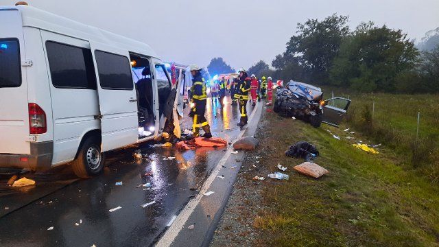 25 September 2022, Bavaria, Ering: Rescue workers are on duty at the scene of an accident on the B12. Five people were seriously injured in a traffic accident on a federal highway in the Lower Bavarian district of Rottal-Inn. Photo: Helmut Degenhart\/zema-medien.de\/dpa