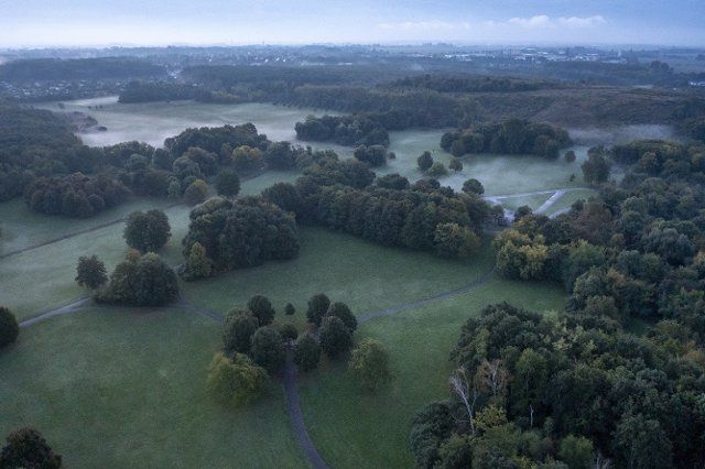 26 September 2022, Saxony, Leipzig: Fog drifts through a park landscape on the outskirts of Leipzig. The weather this week is supposed to be cold and wet. (Aerial view with drone) Photo: Jan Woitas\/dpa