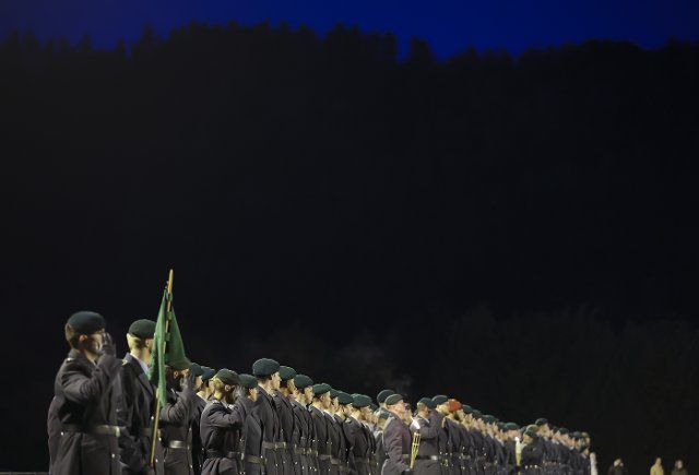 22 September 2022, Saxony, Pockau-Lengefeld: Recruits of the Marienberg Hunters of the Panzergrenadier Battalion 371 stand for a pledge roll call on a sports field in the Ore Mountains. During the ceremony, the 120 men and women swore to faithfully serve the Federal Republic. The battalion is stationed in Marienberg (Erzgebirgskreis) and belongs to Panzergrenadier Brigade 37. The associated soldiers can be deployed, among other things, for national and alliance defense at home and abroad. Photo: Jan Woitas\/dpa