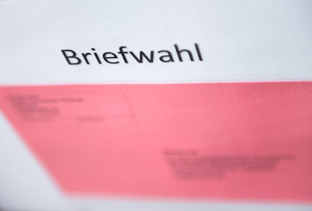 SYMBOL - 25 September 2022, Baden-Wuerttemberg, Rottweil: The lettering absentee ballot can be seen on the mailbox in front of the Old Town Hall. Photo: Silas Stein\/dpa