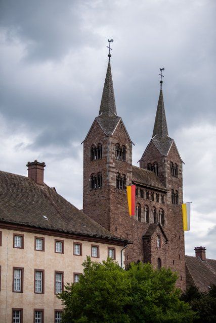 25 September 2022, North Rhine-Westphalia, Höxter: Dark clouds pass over the westwork of the Corvey monastery. Photo: Lino Mirgeler\/dpa