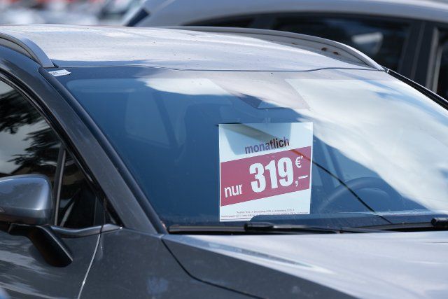22 September 2022, Saxony, Dresden: New cars and used cars stand side by side at a car dealer. Photo: Sebastian Kahnert\/dpa