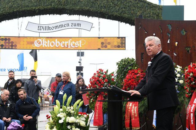 26 September 2022, Bavaria, Munich: Dieter Reiter (SPD), Mayor of Munich, speaks at the memorial ceremony for the victims of the Oktoberfest attack at the monument in front of the main entrance to the Oktoberfest on the Theresienwiese. Photo: Felix Hörhager\/dpa