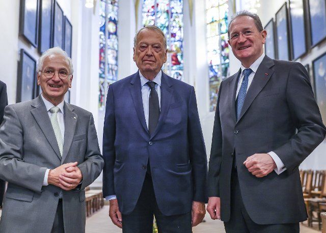 26 September 2022, Saxony, Leipzig: Former pastor Christian Wolff (l-r), Chairman of the Board of the St. Thomas Church Foundation, Arend Oetker and Harald Langenfeld, Chairman of the Board of Trustees of the Chorherren zu St. Thomae Foundation, stand in St. Thomas Church on the occasion of Oetker\