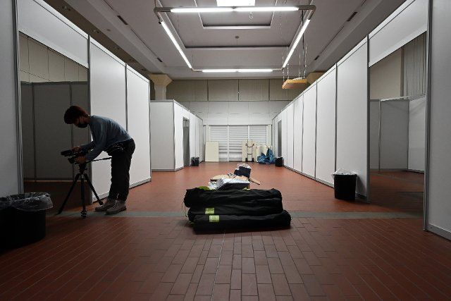 26 September 2022, North Rhine-Westphalia, Schwerte: A journalist films cubicles for housing refugees in the town hall\