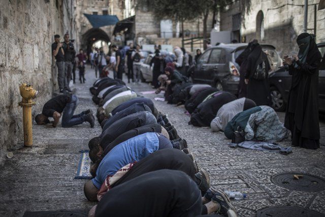26 September 2022, Israel, Jerusalem: Palestinian muslims pray outside Al-Aqsa gates in the old city of Jerusalem. Israeli police have restricted the entrance to Al-Aqsa compound for worshippers under the age of 40. Photo: Ilia Yefimovich\/dpa