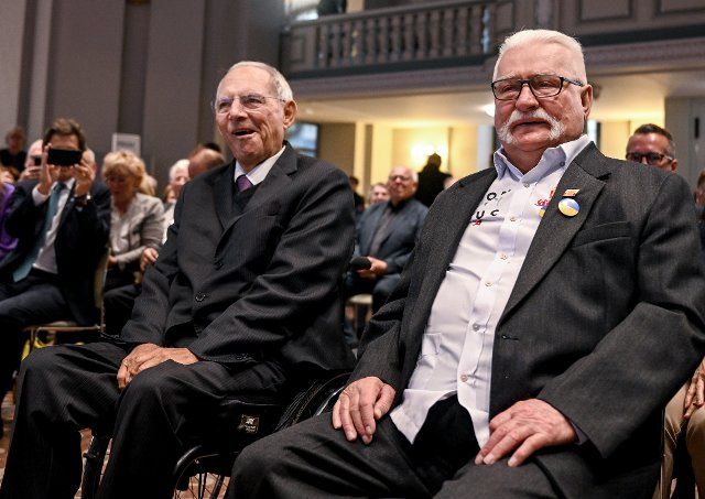 26 September 2022, Berlin: Wolfgang Schäuble (l), former President of the German Bundestag, and Lech Walesa, Nobel Peace Prize laureate, attend the event to award the "Golden Medal for Services to Reconciliation and Understanding among Peoples" to the former chairman of the Solidarnosc trade union and Polish President. Photo: Britta Pedersen\/dpa