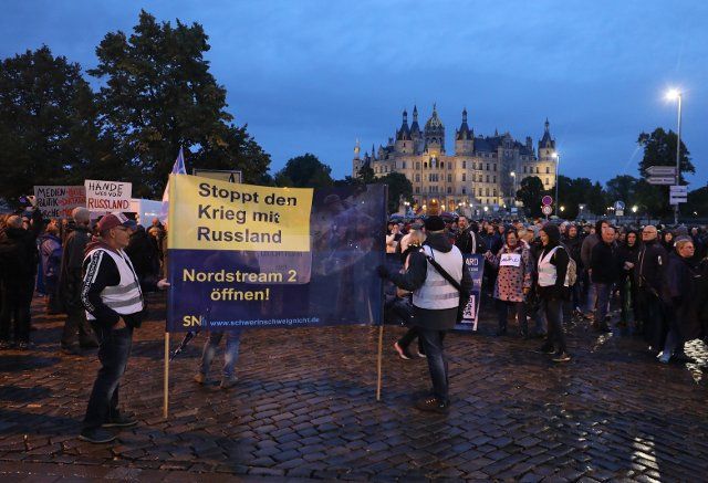 26 September 2022, Mecklenburg-Western Pomerania, Schwerin: In front of Schwerin Castle, participants of a demonstration gather to protest against the energy policy with sharply increased prices and its consequences. Photo: Danny Gohlke\/dpa