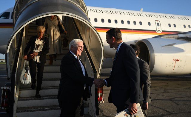 05 October 2022, Malta, Valletta: German President Frank-Walter Steinmeier is welcomed at Malta Luqa Airport. The German President would first like to take part in the Arraiolos meeting of the non-executive heads of state of the European Union. Furthermore, bilateral talks and exchanges with local authorities on migration and asylum issues are on the agenda, among other things. Photo: Britta Pedersen\/dpa