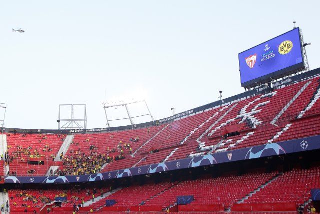 05 October 2022, Spain, Sevilla: Soccer: Champions League, FC Sevilla - Borussia Dortmund, Group Stage, Group G, Matchday 3 at Estadio Ramon Sanchez Pizjuan, the first fans arrive in the stands before the match. Photo: Daniel Gonzalez Acuna\/dpa