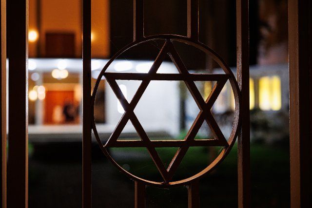 05 October 2022, Lower Saxony, Hanover: A Star of David adorns the entrance gate to the forecourt of the synagogue. On the highest Jewish holiday Yom Kippur, a window was damaged at the Hanover synagogue on Wednesday. Photo: Michael Matthey\/dpa