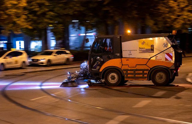 06 October 2022, Bavaria, Munich: A sweeper drives over a road in the early morning. Photo: Sven Hoppe\/dpa