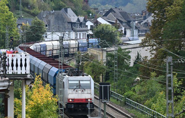 PRODUCTION - 05 October 2022, Hesse, Assmannshausen: A freight train passes through Assmannshausen in the Rheingau region. For years, local residents have been suffering from rail noise, and for a long time there have been discussions about a relief route worth billions of euros. Photo: Arne Dedert\/dpa