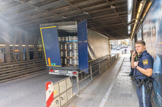 06 October 2022, Bavaria, Munich: A truck got stuck under a railroad bridge that crosses Rosenheimer Landstrasse. The official clearance height here is 3.6 meters. Photo: Peter Kneffel\/dpa